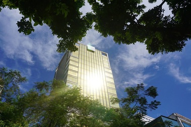 Hà Nội: Tòa nhà “dát vàng” gây nhức mắt người dân