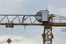 Người đàn ông khỏa thân đi dạo trên cần cẩu công trình ở Bình Dương