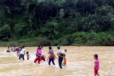 Thương cảm học sinh lội sông đi khai giảng