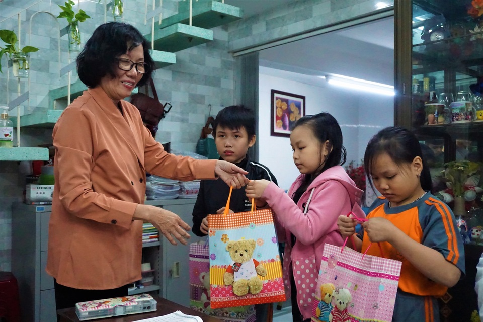 Cô giáo về hưu mở lớp miễn phí giúp học trò khó khăn - 5 Cô giáo về hưu mở lớp miễn phí giúp học trò khó khăn - 5