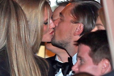 Leonardo DiCaprio hôn bạn gái mừng giải thưởng Quả cầu Vàng 