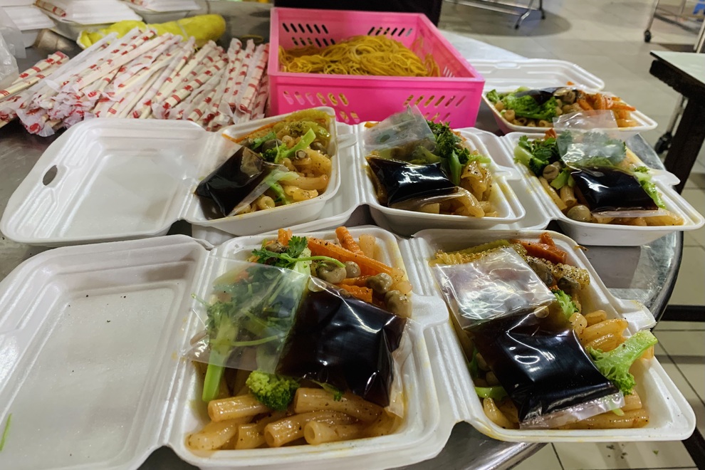 Hàng ngàn suất cơm đầy nghĩa tình và sự tận tâm đã được trao đi - 10 Hàng ngàn suất cơm đầy nghĩa tình và sự tận tâm đã được trao đi - 10