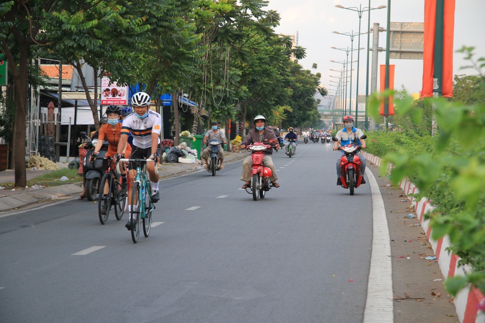 Hàng chục người vác xe đạp cắt ngang đầu ô tô bỏ chạy khi thấy CSGT - 2 Hàng chục người vác xe đạp cắt ngang đầu ô tô bỏ chạy khi thấy CSGT - 2