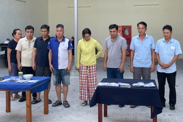 Cảnh sát đột kích sới bạc ngụy trang trong gara ô tô