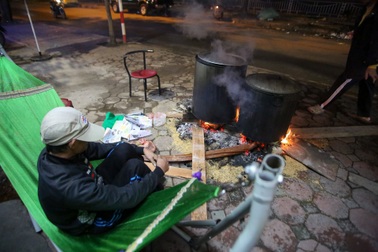 Người Hà Nội thức thâu đêm luộc bánh chưng trên vỉa hè