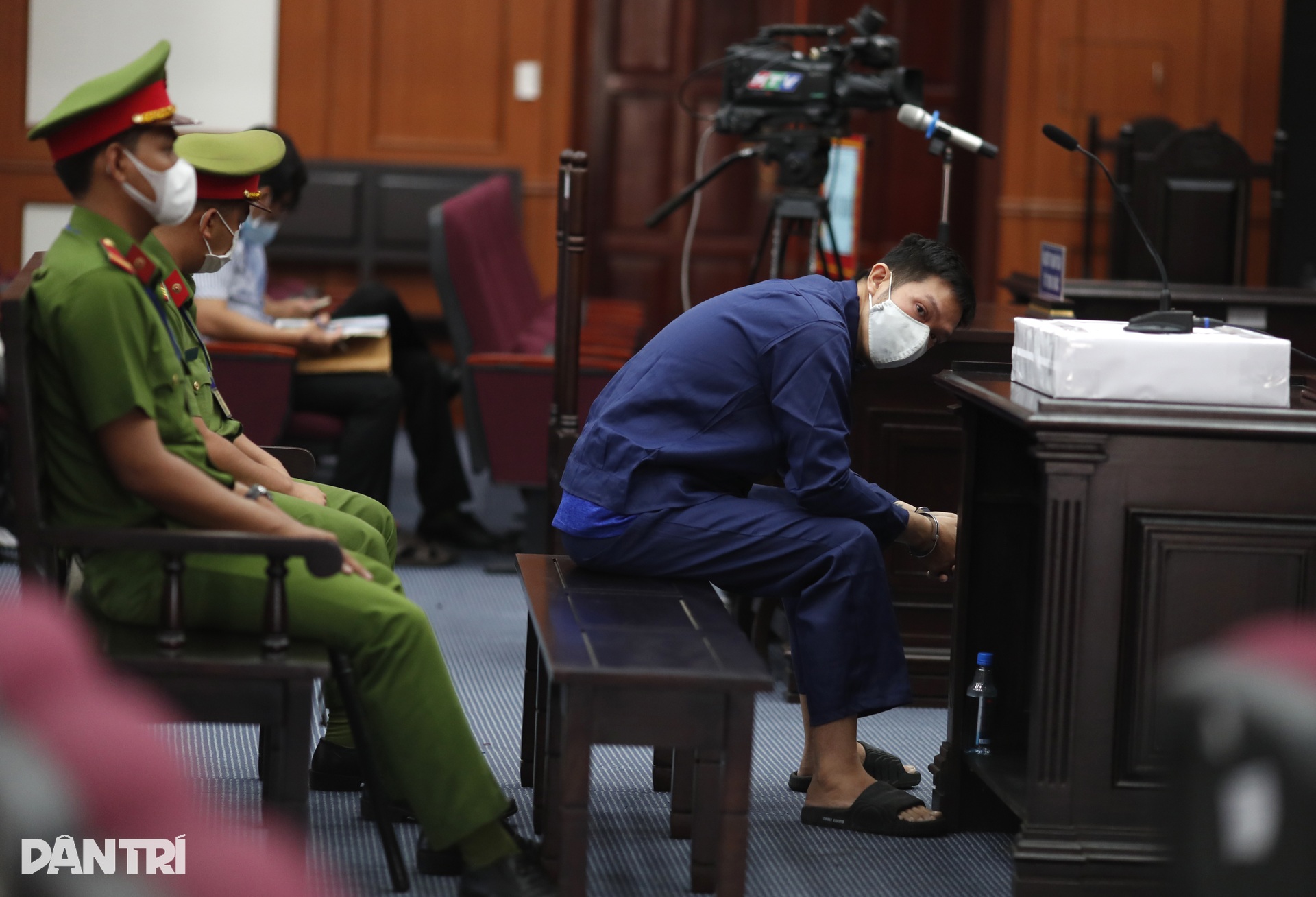 An ninh siết chặt nhiều vòng ở phiên tòa dì ghẻ hành hạ bé gái 8 tuổi - 9 An ninh siết chặt nhiều vòng ở phiên tòa dì ghẻ hành hạ bé gái 8 tuổi - 9