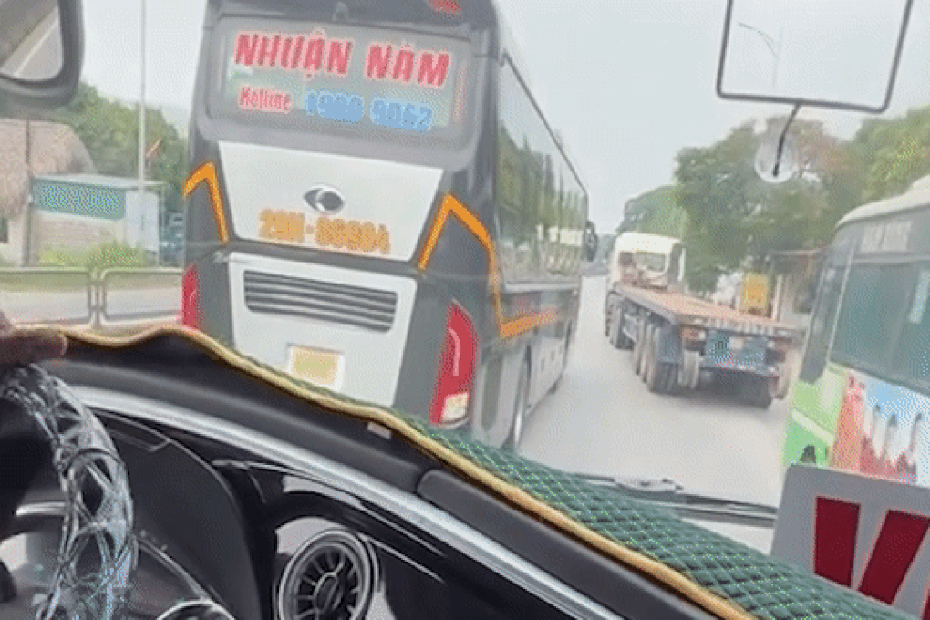Xe khách bị chèn ép, chặn đường hàng chục km trên quốc lộ - 1 Xe khách bị chèn ép, chặn đường hàng chục km trên quốc lộ - 1