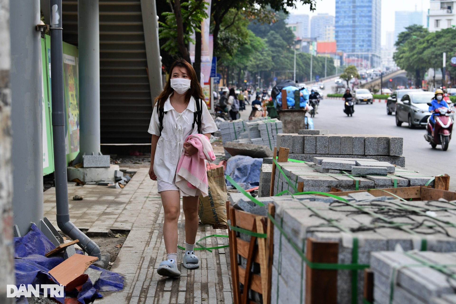 Người dân khổ sở vì vỉa hè đường đẹp nhất Việt Nam bị đào bới dở dang - 8 Người dân khổ sở vì vỉa hè đường đẹp nhất Việt Nam bị đào bới dở dang - 8