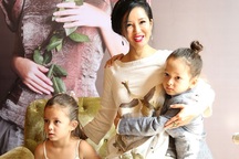 Hai con song sinh của Hồng Nhung quấn quýt mẹ không rời