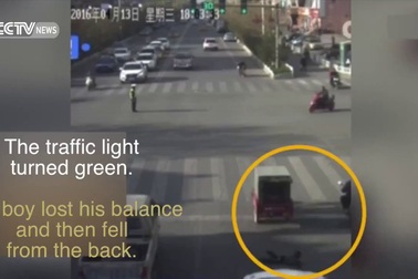 Rơi khỏi xe đang chạy, em bé may mắn thoát chết