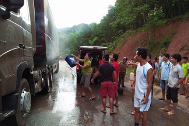 Xe container bốc cháy, hàng trăm người lao vào dập lửa