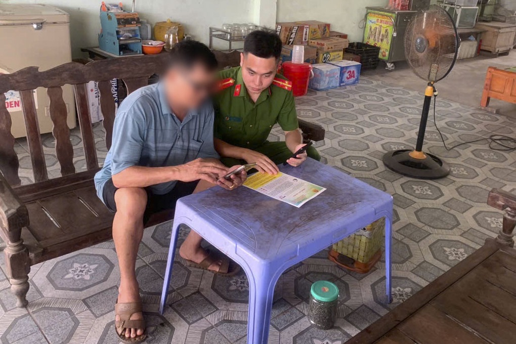 Người đàn ông suýt mất tiền từ cuộc gọi của người tự xưng công an - 1 Người đàn ông suýt mất tiền từ cuộc gọi của người tự xưng công an - 1