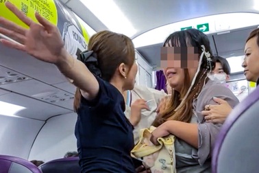 Máy bay từ Đà Nẵng đi Hong Kong  bị chậm hơn 1 tiếng vì cặp đôi cãi nhau