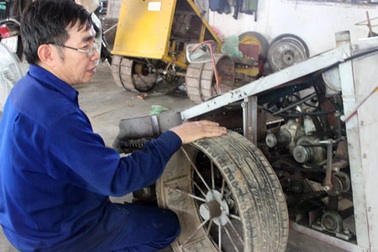 Nỗi niềm người tạo máy gặt lúa từ sắt vụn