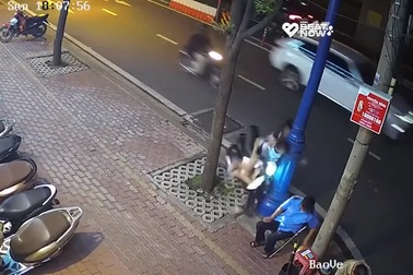 Hai cô gái phóng xe máy điện tốc độ cao, lao vào cột điện trên vỉa hè