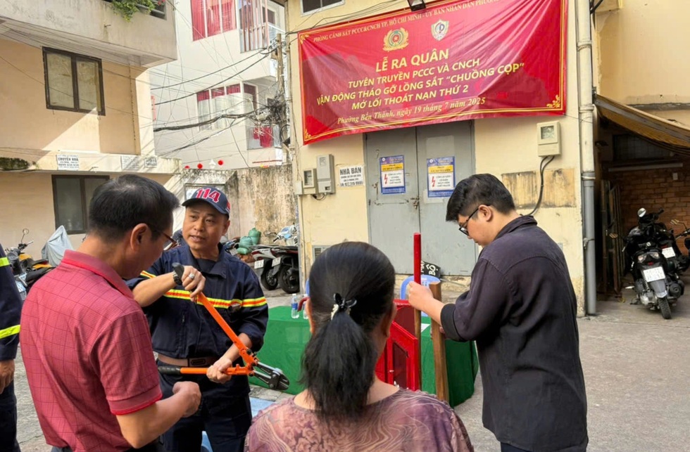 Công an TPHCM phấn đấu không còn “điểm mù” về phòng cháy chữa cháy - 2 Công an TPHCM phấn đấu không còn “điểm mù” về phòng cháy chữa cháy - 2