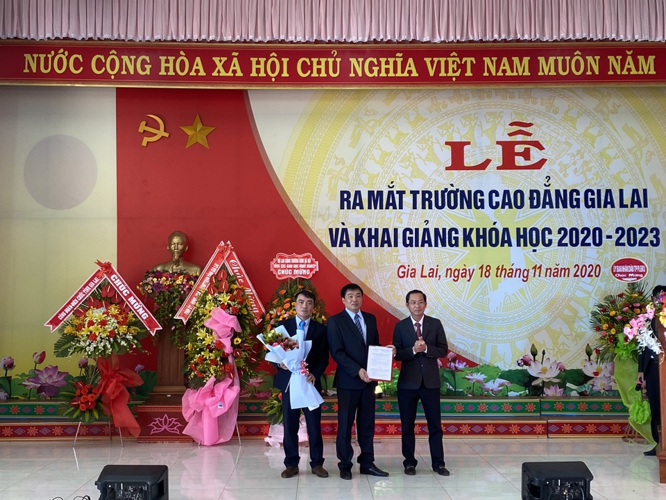 Lễ ra mắt Trường Cao đẳng Gia Lai - 1 Lễ ra mắt Trường Cao đẳng Gia Lai - 1