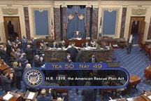 Thượng viện Mỹ họp xuyên đêm duyệt chi 1.900 tỷ trợ cấp Covid-19