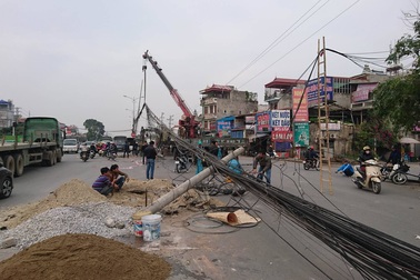 Hà Nội: Hàng loạt cột điện bị "hạ gục", giao thông ùn tắc kéo dài