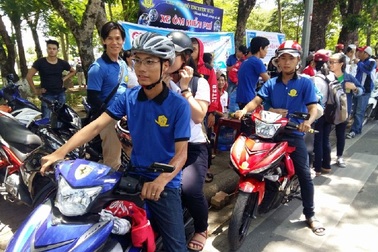 Nghĩa tình những chuyến xe ôm miễn phí đưa đón thí sinh