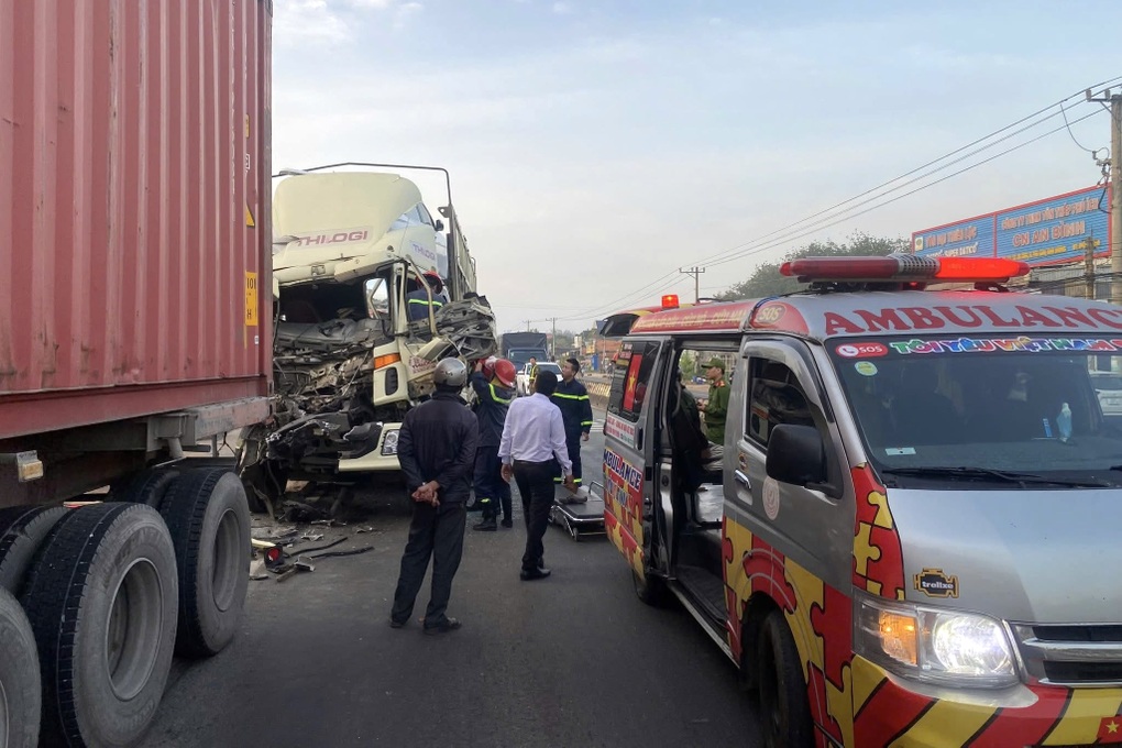 Tài xế xe tải mắc kẹt trong cabin sau tai nạn ở TPHCM - 1