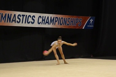 Isabelle Connor biểu diễn với bóng