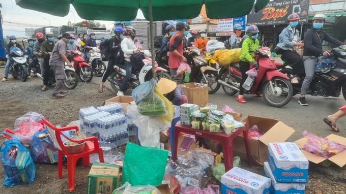 Công nhân lao động về quê với số lượng lớn khiến nhiều tuyến đường kẹt cứng