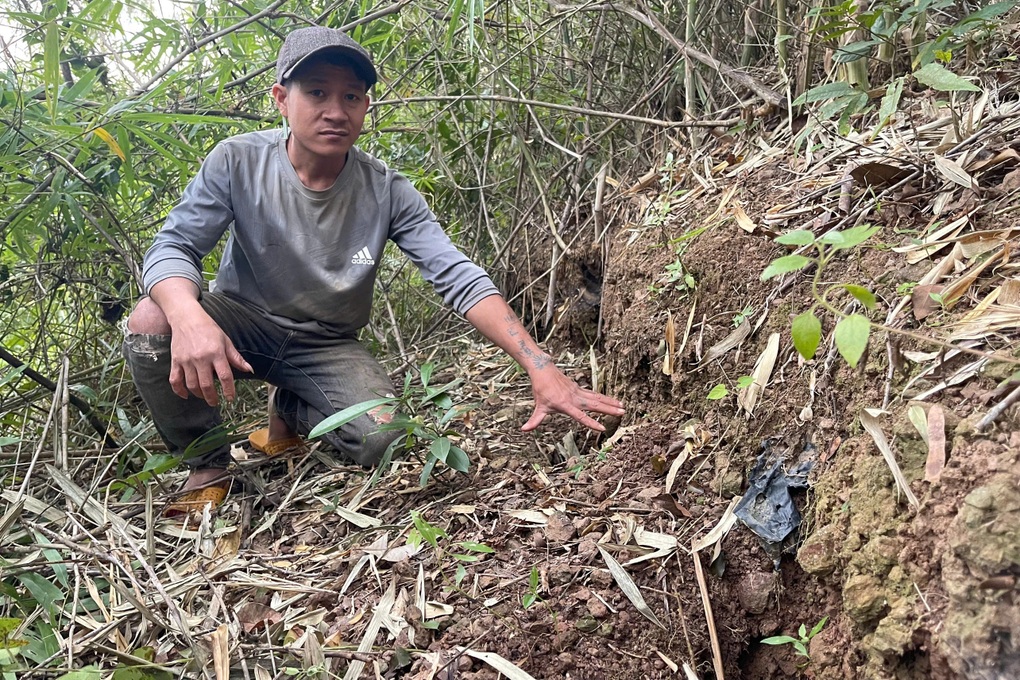 Đồi xuất hiện nhiều vết nứt, dân nơm nớp lo sạt lở khi mưa lớn - 2 Đồi xuất hiện nhiều vết nứt, dân nơm nớp lo sạt lở khi mưa lớn - 2