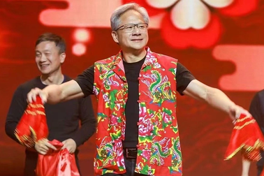 CEO Nvidia đến Trung Quốc, mặc áo "chăn con công" biểu diễn văn nghệ