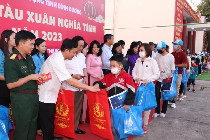 LĐLĐ các cấp và các địa phương đã hỗ trợ 129.310 CNLĐ có hoàn cảnh đặc biệt khó khăn với tổng số tiền 87,9 tỷ đồng.