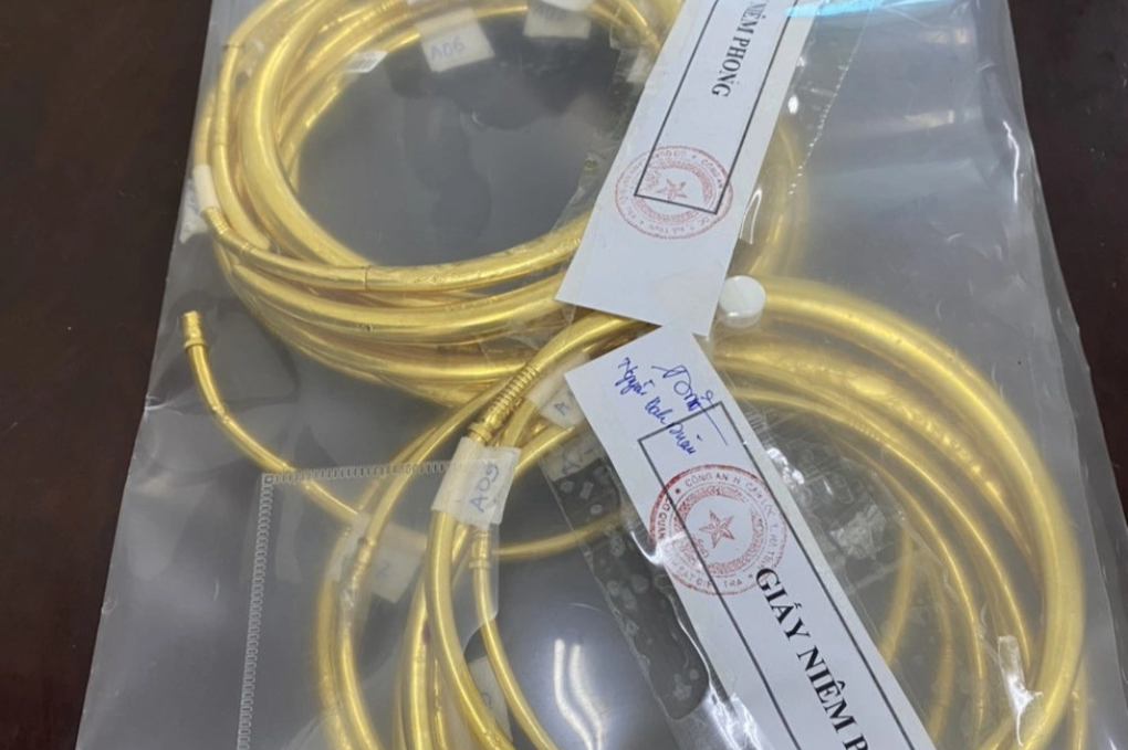 Nghi phạm dùng băng dính che biển số ô tô trước khi cướp tiệm vàng - 2