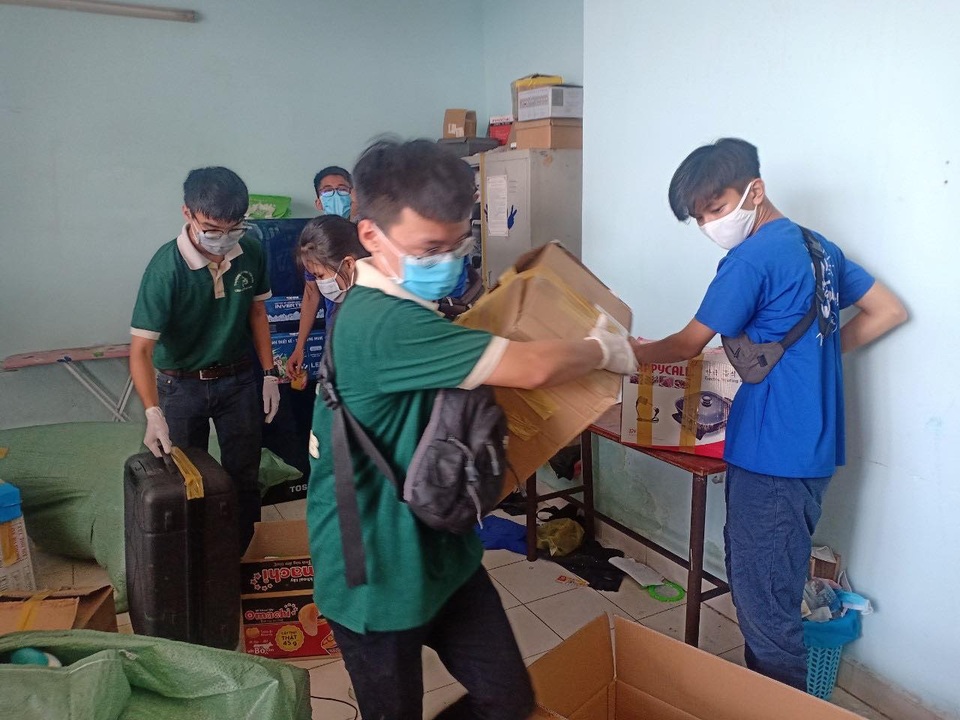 Hàng trăm giảng viên, sinh viên dốc sức thu dọn ký túc xá làm khu cách ly - 6 Hàng trăm giảng viên, sinh viên dốc sức thu dọn ký túc xá làm khu cách ly - 6