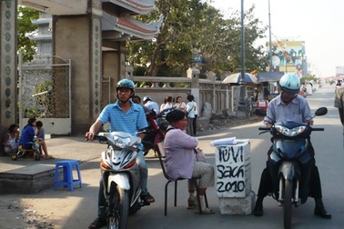 Sách tử vi, bói toán cuối năm: Bày “lưa thưa”, hàng có thừa  