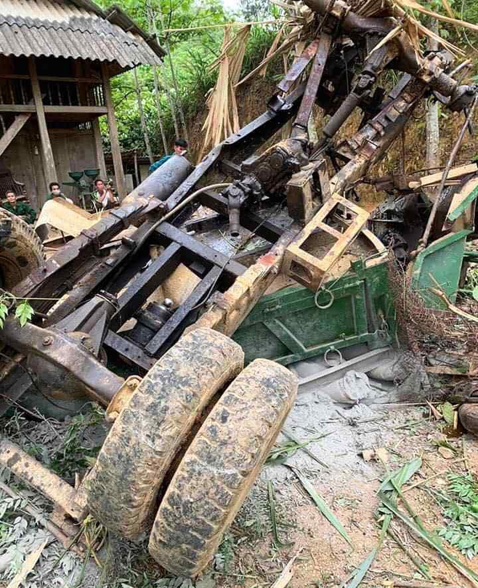 Xe công nông lao xuống vực sâu 30m, 2 người tử vong - 1 Xe công nông lao xuống vực sâu 30m, 2 người tử vong - 1