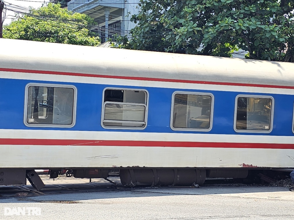 Vị trí toa tàu bị trật bánh và cạ xuống đường (Ảnh: T.Thủy). Vị trí toa tàu bị trật bánh và cạ xuống đường (Ảnh: T.Thủy).