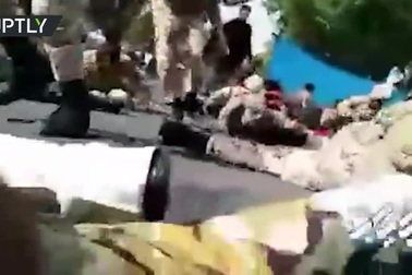 Khoảnh khắc các tay súng tấn công đoàn diễu binh Iran, ít nhất 29 người chết