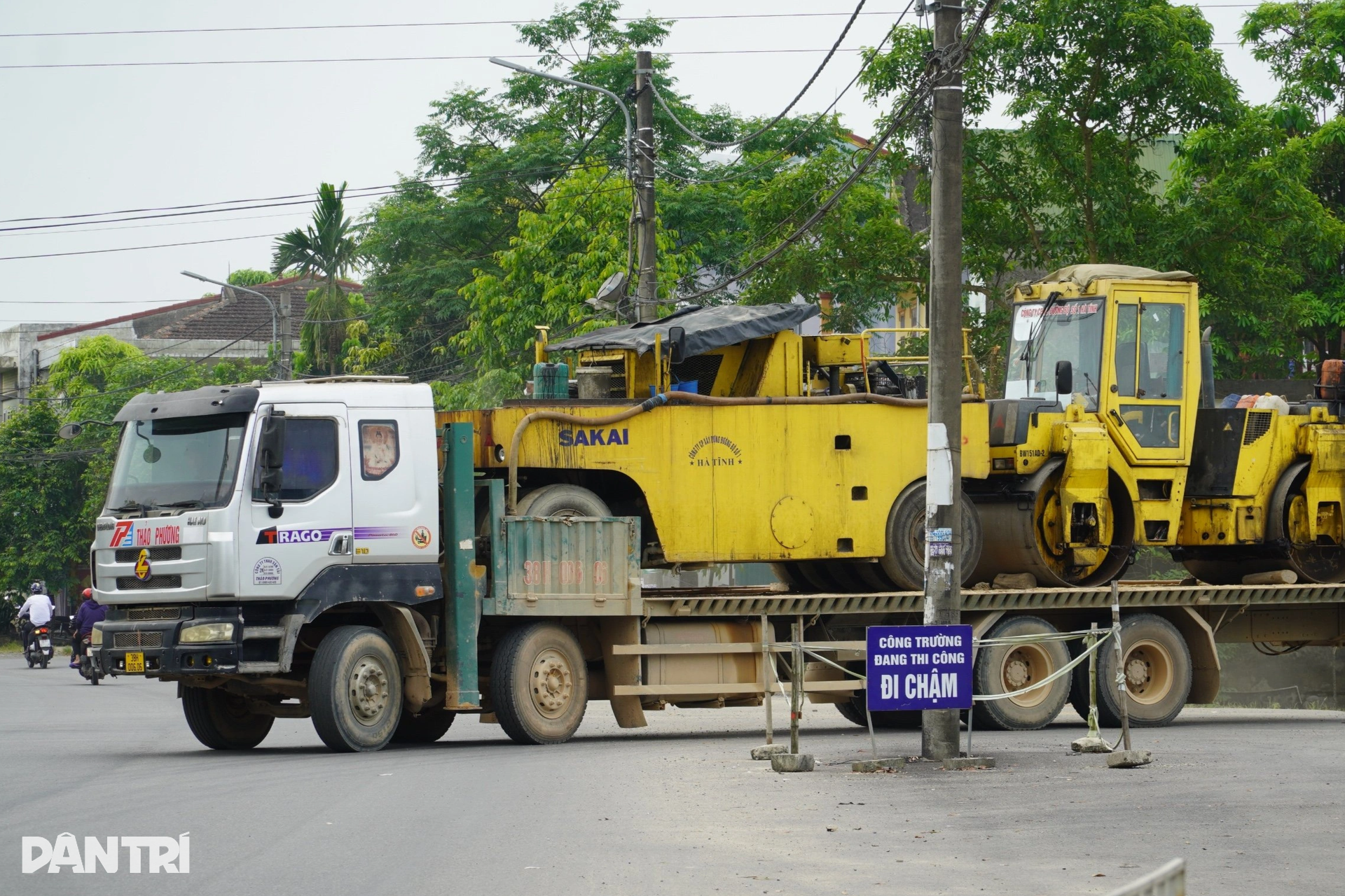 Hàng loạt cột điện vô duyên đứng giữa đường thành phố Hà Tĩnh - 8 Hàng loạt cột điện vô duyên đứng giữa đường thành phố Hà Tĩnh - 8