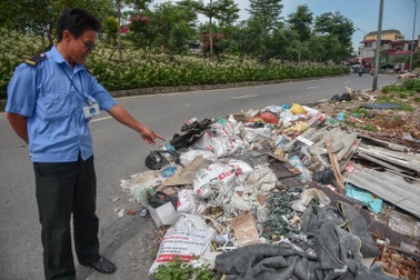 Ngập ngụa rác thải tại cầu vượt Hoàng Hoa Thám – Văn Cao