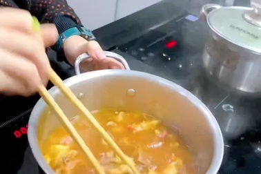 Bé trai lớp 5 nấu cơm đảm đang, nhiều mẹ xin làm thông gia