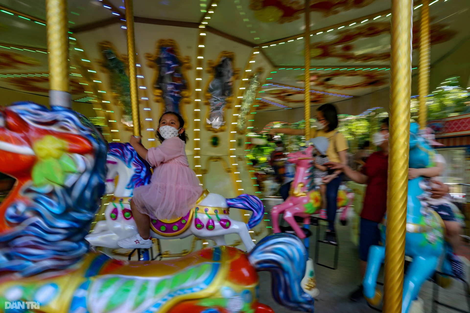 Hàng chục nghìn du khách tham quan, cắm trại ở Thảo cầm viên Sài Gòn - 8