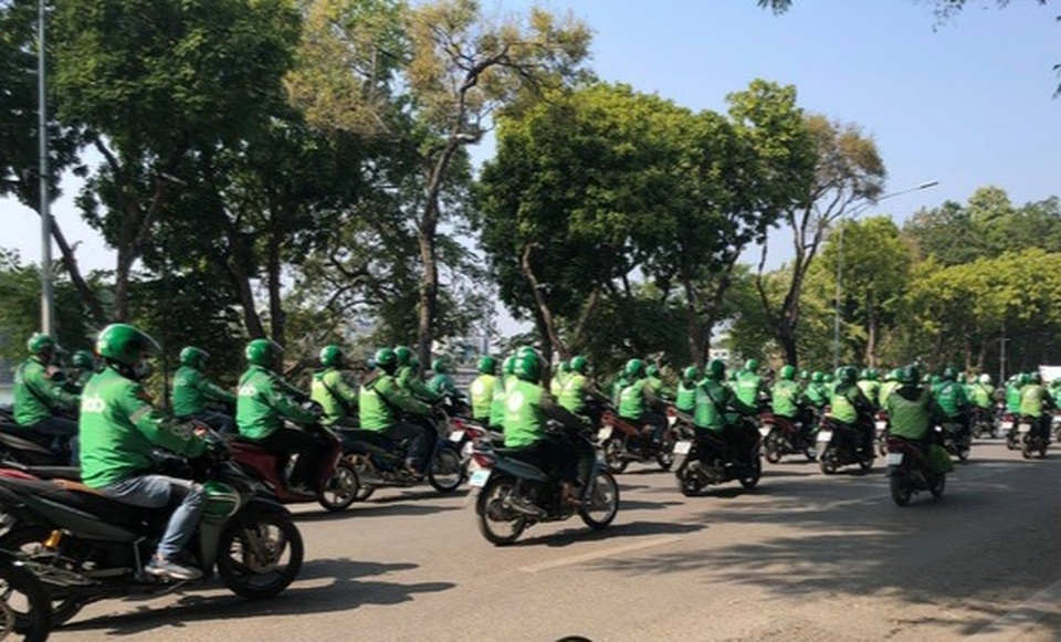 Cảnh sát giải tán hàng trăm người mặc đồng phục diễu hành quanh hồ Gươm - 1 Cảnh sát giải tán hàng trăm người mặc đồng phục diễu hành quanh hồ Gươm - 1
