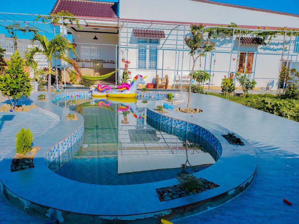 Chỉ với 450 triệu đồng, ông bố ở Ninh Thuận làm nhà có bể bơi tặng con gái - 1 Chỉ với 450 triệu đồng, ông bố ở Ninh Thuận làm nhà có bể bơi tặng con gái - 1