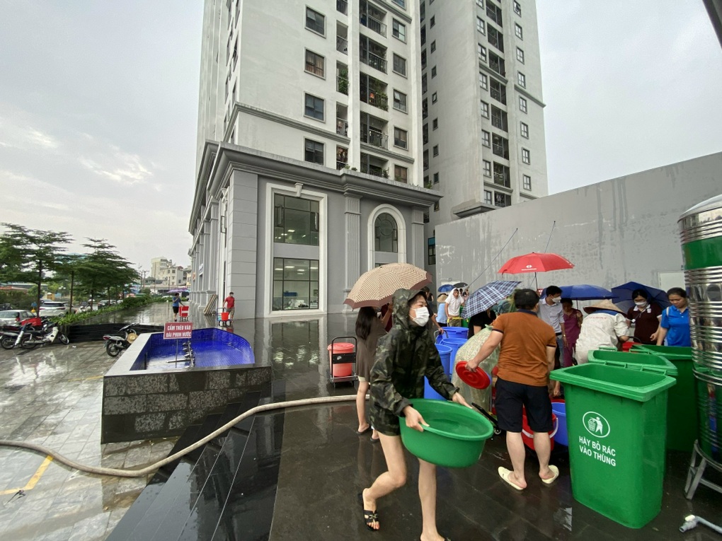 Khốn khổ cảnh nhịn tắm, xuyên đêm xếp hàng hứng nước sạch ở Hà Nội - 2 Khốn khổ cảnh nhịn tắm, xuyên đêm xếp hàng hứng nước sạch ở Hà Nội - 2
