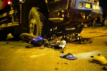 Xe ben đâm nát xe máy, 2 người tử vong