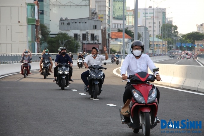 ANh Nguyễn Văn Tài  (ngụ TP Thủ Đức) cho biết  Tôi rất tự hào và vui mừng khi cầu Thủ Thiêm 2 được đưa vào hoạt động nhân dịp kỷ niệm 47 năm giải phóng miền Nam thống nhất đất nước. Tôi và gia đình sẽ lên đây thường xuyên để ngắm cảnh đẹp của Thành phố.