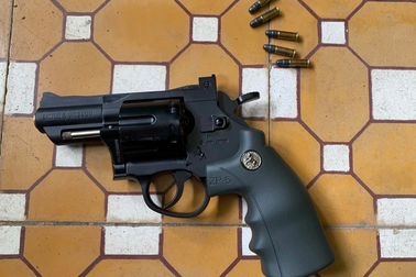 Bắt giữ 2 người mang súng đi giải quyết mâu thuẫn