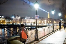 Phát hiện mới: Ánh đèn về đêm có thể làm tăng nguy cơ mắc ung thư vú