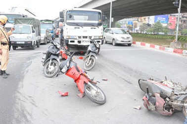 Hà Nội: Xe buýt húc tung giải phân cách, xe téc tông hàng loạt xe máy