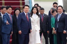 Hình ảnh Tổng thống Hàn Quốc cùng Phu nhân tại sân bay Nội Bài