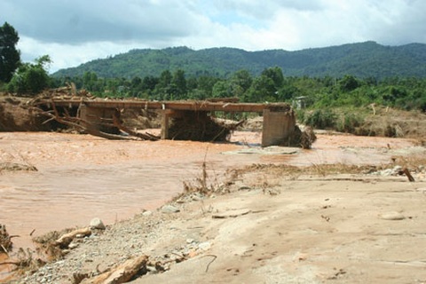 Tu Mơ Rông “oằn mình” sau bão